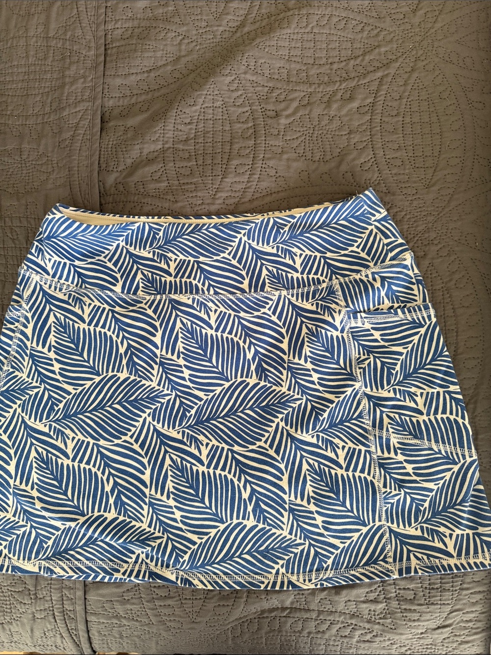 intro. Navy and White Leaf-Print Skort